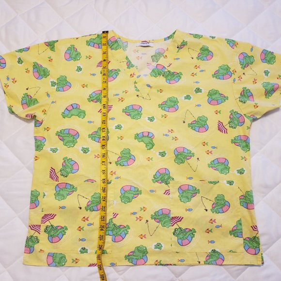 Jaylyn Frog Scrub Top - Picture 3 of 9